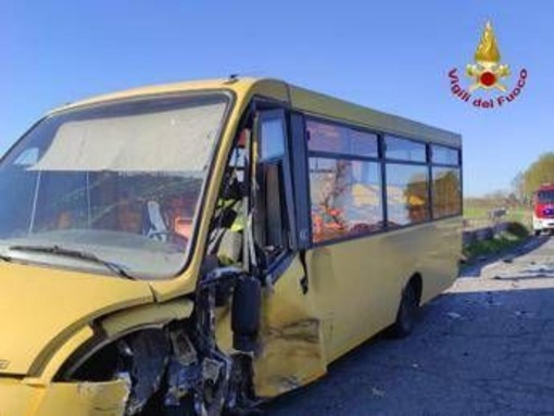 Scuolabus con 10 bambini contro auto nel Pavese: feriti conducenti