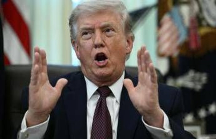 Trump: "Iran ha chiesto cessate il fuoco". Teheran: "Non è vero"