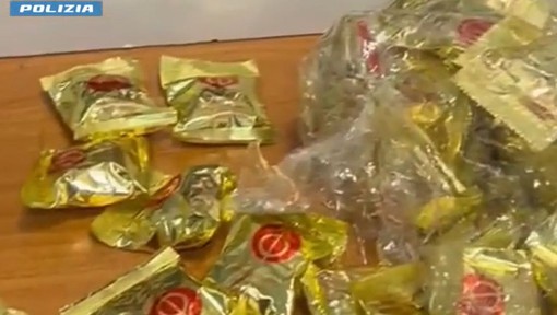 Cinque chili di cocaina nascosta nei biscotti della fortuna, arrestata a Fiumicino Cinque chili di cocaina nascosta nei biscotti della fortuna, arrestata a Fiumicino
