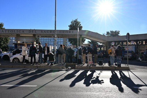 Papa Leone XIV ricoverato al Gemelli, domani l’intervento. Chirurghi ottimisti