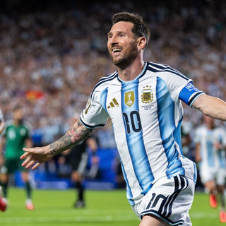 Messi show e l’Argentina vince al debutto, tripletta da record all’Algeria