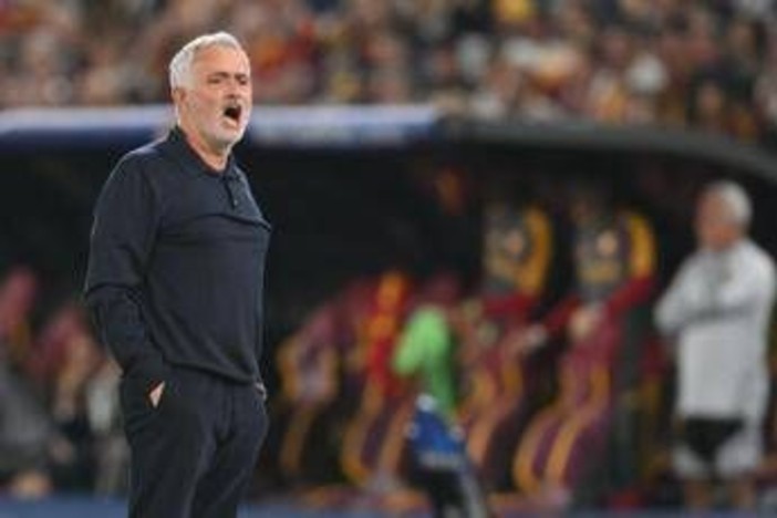 Mourinho: "Sul 3-1 per tutti la partita era morta invece erano morti i giocatori della Roma" Mourinho: "Sul 3-1 per tutti la partita era morta invece erano morti i giocatori della Roma"