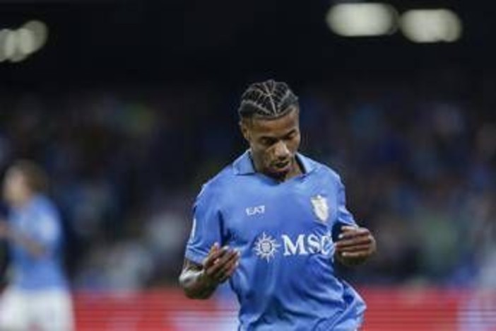 Napoli, lesione muscolare per Neres: gli azzurri perdono il brasiliano fino alla sosta
