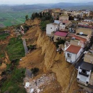 Frana a Niscemi, il sindaco agli abitanti: "State a casa" Frana a Niscemi, il sindaco agli abitanti: "State a casa"