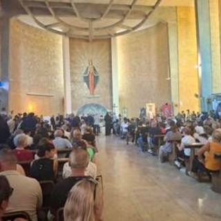 Lorena Isceri, folla ai funerali a Squinzano: "Qui per prenderci un pezzo del dolore di questa famiglia"
