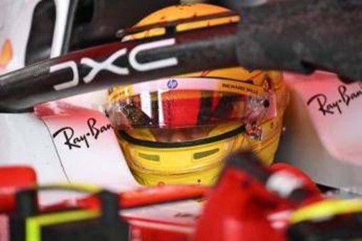 Formula 1, caos nel Gp del Bahrain: partenza rinviata due volte e problemi per Ferrari Formula 1, caos nel Gp del Bahrain: partenza rinviata due volte e problemi per Ferrari