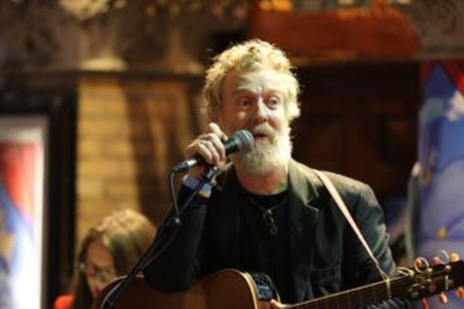 Addio a Glen Hansard, il cantautore premio Oscar morto in un incidente in moto Addio a Glen Hansard, il cantautore premio Oscar morto in un incidente in moto