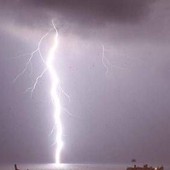 Brindisi, colpito da fulmine mentre pesca su scogli: morto un 70enne