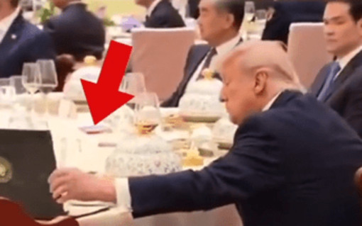 Trump apre il taccuino di Xi al banchetto di Stato, la 'sbirciatina' diventa virale Trump apre il taccuino di Xi al banchetto di Stato, la 'sbirciatina' diventa virale