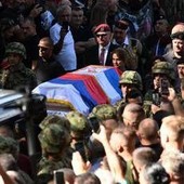 Serbia, migliaia a Belgrado per i funerali di Mladic. Ue: "Era un criminale" Serbia, migliaia a Belgrado per i funerali di Mladic. Ue: "Era un criminale"