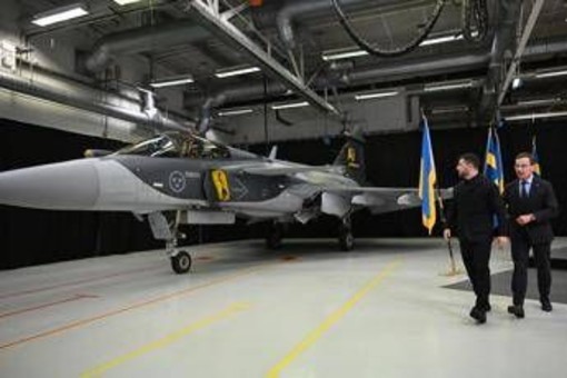 Ucraina, Zelensky: "Attesi per il prossimo anno i primi caccia svedesi Gripen" Ucraina, Zelensky: "Attesi per il prossimo anno i primi caccia svedesi Gripen"