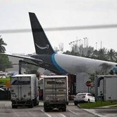 Aereo cargo Amazon fuori pista a Miami, 5 morti e 5 feriti: aperta un'indagine