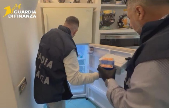 Droga nel frigo e sotto i cuscini, sequestrati 30 kg di stupefacenti nel pontino Droga nel frigo e sotto i cuscini, sequestrati 30 kg di stupefacenti nel pontino