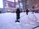 Tempesta di neve a New York, disagi e voli cancellati: il maltempo inguaia i viaggi per le feste Tempesta di neve a New York, disagi e voli cancellati: il maltempo inguaia i viaggi per le feste