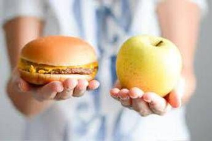 Alimentazione, pediatri: "Crescono disturbi da diete drastiche suggerite da chatbot e Ai" Alimentazione, pediatri: "Crescono disturbi da diete drastiche suggerite da chatbot e Ai"