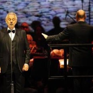 Andrea Bocelli accende il Teatro del Silenzio per i 20 anni della sua fondazione