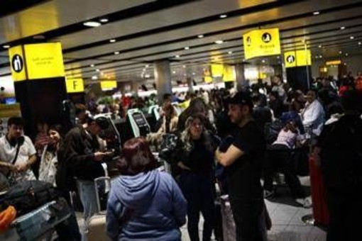 Caos voli nel Regno Unito, il bilancio: oltre 1.000 cancellati per un guasto tecnico