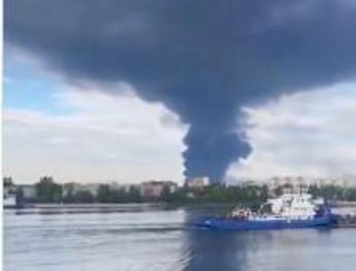 Ucraina, attacco contro una delle più grandi raffinerie in Russia. Mosca: "Abbattuti nella notte 605 droni di Kiev"