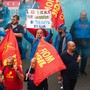 Ex Ilva, sciopero dell’indotto a Taranto. Blocchi stradali contro i licenziamenti Ex Ilva, sciopero dell’indotto a Taranto. Blocchi stradali contro i licenziamenti