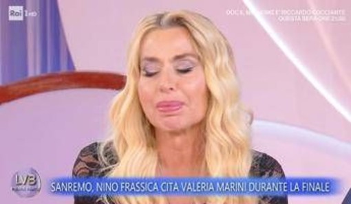 Valeria Marini in lacrime a La volta buona: "Frassica mi ha offesa". Ed esce dallo studio Valeria Marini in lacrime a La volta buona: "Frassica mi ha offesa". Ed esce dallo studio