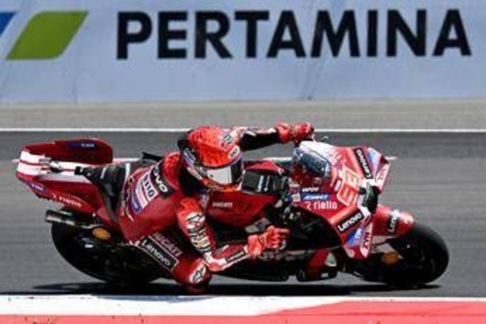 Marquez accelera, Bezzecchi e Fernandez cadono: cos'è successo in partenza in MotoGp Marquez accelera, Bezzecchi e Fernandez cadono: cos'è successo in partenza in MotoGp