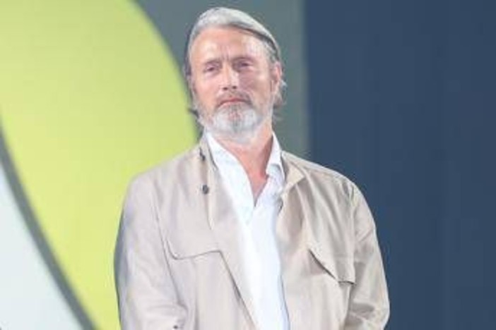 Mads Mikkelsen compie 60 anni, l'attore danese che ha conquistato Hollywood