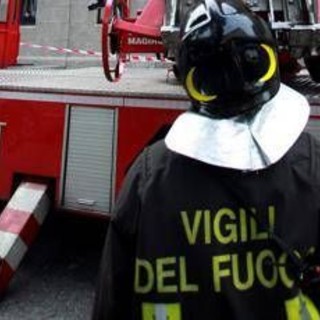 Bari, incendio in centro logistico. Fiamme alte fino a 10 metri