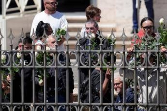 Funerali papa Francesco, il feretro accolto dagli 'ultimi': &quot;Ci ha aperto le porte della Chiesa&quot;