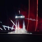 Tesla svela la Roadster, l'auto sportiva capace di volare: in produzione dal 2028 Tesla svela la Roadster, l'auto sportiva capace di volare: in produzione dal 2028
