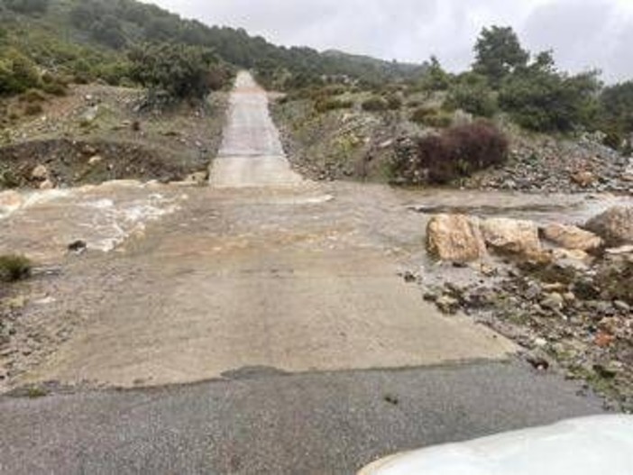 Maltempo, è allerta rossa in Sardegna e Sicilia: strade chiuse e prime evacuazioni
