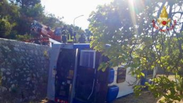 Autobus finisce fuori strada, morto un passeggero e due feriti vicino Formia Autobus finisce fuori strada, morto un passeggero e due feriti vicino Formia