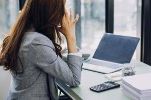Molestie sul lavoro, anche carezze e confidenze non richieste possono essere risarcite Molestie sul lavoro, anche carezze e confidenze non richieste possono essere risarcite
