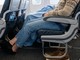 Lunghi viaggi in aereo? Guai a togliere le scarpe: i consigli anti trombosi
