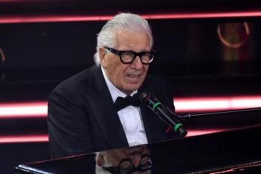 Addio a Peppino di Capri, oggi l'ultimo saluto alla voce di 'Champagne': i funerali sull'isola