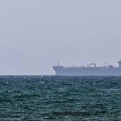 Iran, Pasdaran: "Petroliera con 2 milioni di barili greggio urta mina a Hormuz, nave in fiamme"