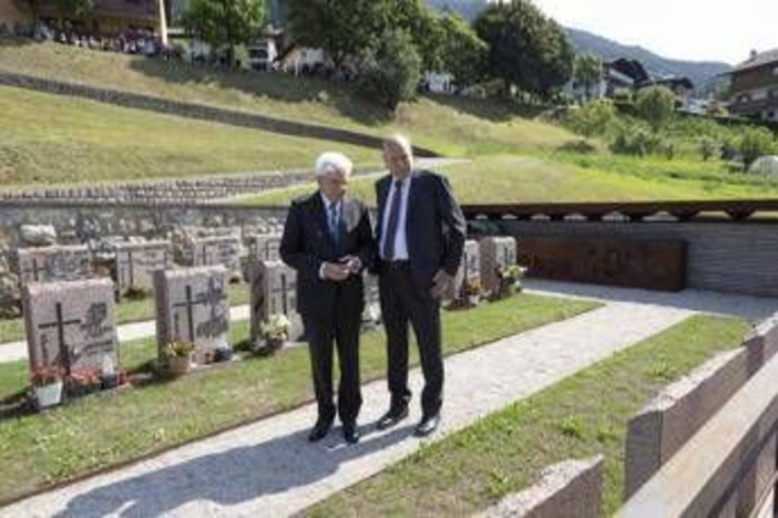 Mattarella in Trentino con cerotto sulla fronte, al capo dello Stato rimosso un neo