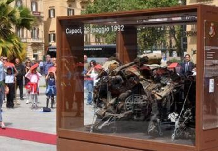 Capaci, 34 anni fa la strage: studenti, avvocati e magistrati insieme per non dimenticare Capaci, 34 anni fa la strage: studenti, avvocati e magistrati insieme per non dimenticare