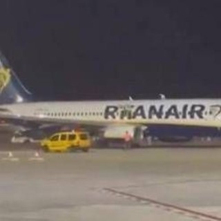Spagna, falso allarme incendio su volo Ryanair: nella fuga 18 feriti lievi - Video