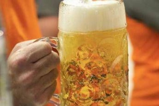 Un vaccino nella birra, il progetto del virologo divide la scienza