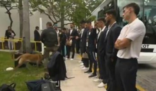 Uruguay, polizia perquisisce giocatori... con cani antidroga Uruguay, polizia perquisisce giocatori... con cani antidroga