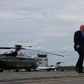 Trump, paura in volo: rischio collisione tra elicottero del presidente e aereo Trump, paura in volo: rischio collisione tra elicottero del presidente e aereo