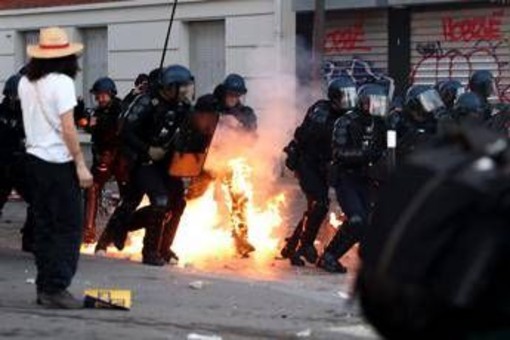 Francia, nuova giornata di proteste: "320mila manifestanti in tutto il Paese". Scontri a Parigi, Lione, Marsiglia e Tolosa