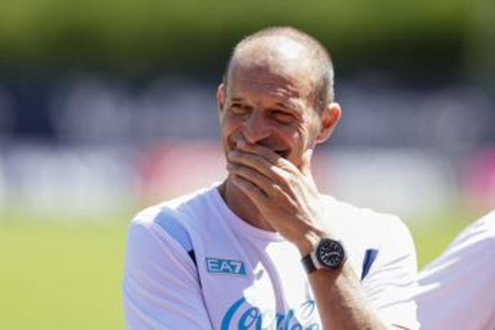 Napoli, "chi non salta juventino è". E Allegri non salta Napoli, "chi non salta juventino è". E Allegri non salta