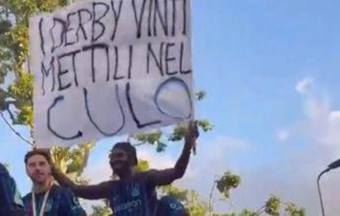 "I derby mettili nel c...": Procura Figc apre fascicolo su striscione anti-Milan di Thuram nella festa scudetto dell'Inter