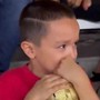 Mondiali, il tifoso dell'Uzbekistan piange e i colombiani lo consolano in tribuna Mondiali, il tifoso dell'Uzbekistan piange e i colombiani lo consolano in tribuna