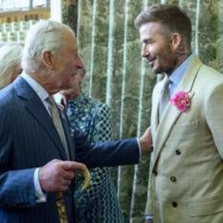 Re Carlo nominerà cavaliere David Beckham: la moglie Victoria diventa Lady