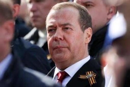 Russia, Medvedev: &quot;Finlandia si prepara a guerra, ci attaccherà&quot;