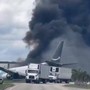 Aereo Boeing 767 cargo di Amazon esce di pista, si schianta e prende fuoco a Miami Aereo Boeing 767 cargo di Amazon esce di pista, si schianta e prende fuoco a Miami