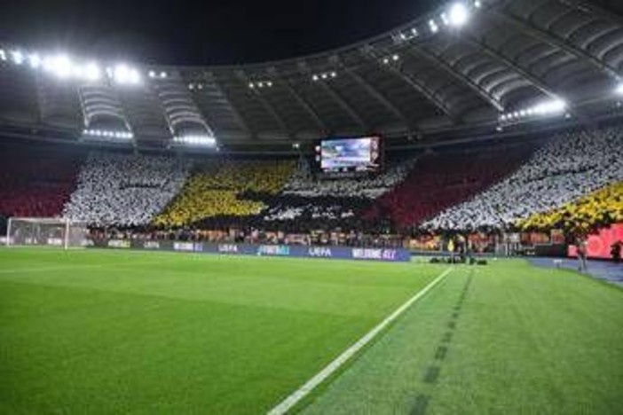 Roma, coreografia contro Bologna. Ironia social: "Sembra un gatto" Roma, coreografia contro Bologna. Ironia social: "Sembra un gatto"