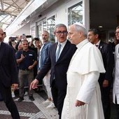 Papa, il chirurgo rassicura: "Pieno recupero in una decina di giorni, non ci sono motivi per rinviare il viaggio in America Latina" Papa, il chirurgo rassicura: "Pieno recupero in una decina di giorni, non ci sono motivi per rinviare il viaggio in America Latina"